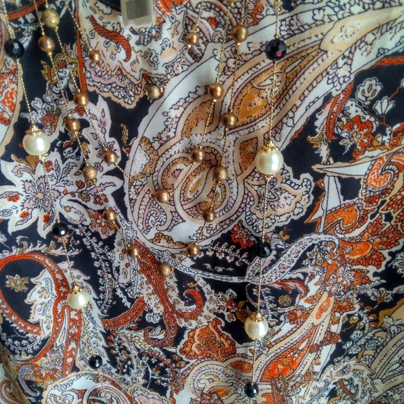 Size Medium "Est. 1946" Quarter Length Sleeve Blouse & ×2 Necklace Lot - Picture 6 of 7